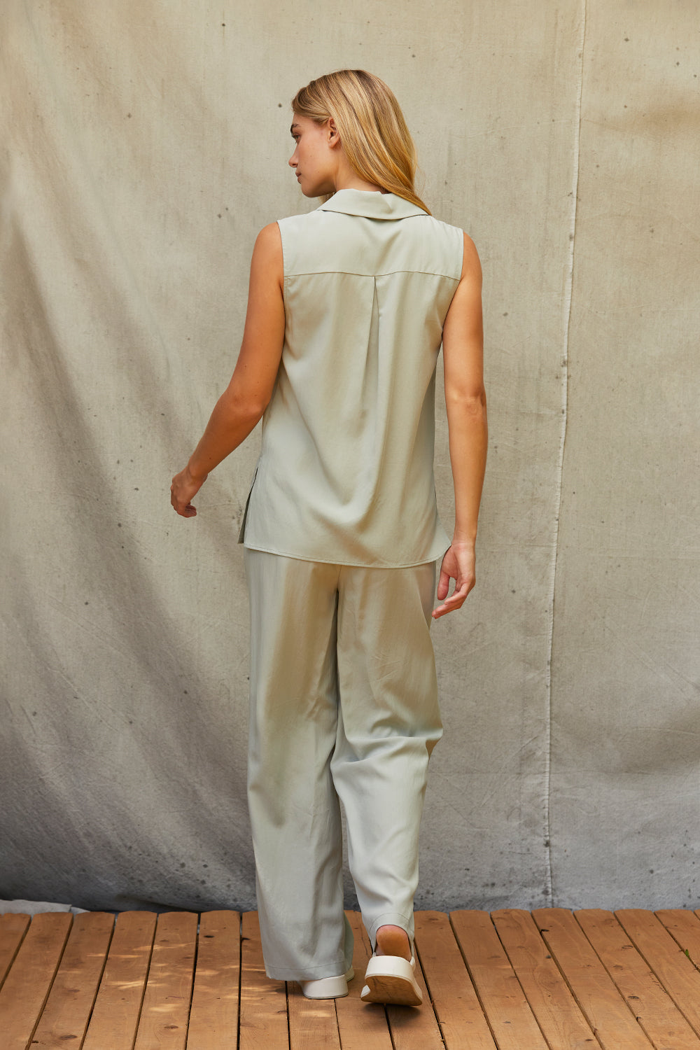 Lisa Sleeveless Button up Top