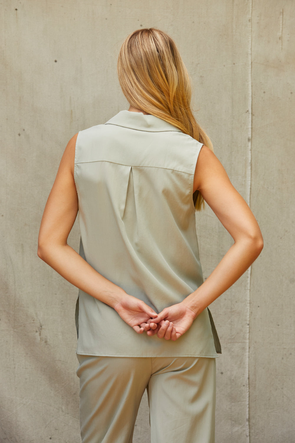 Lisa Sleeveless Button up Top